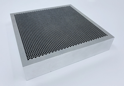 Microwave shielding honeycomb vent for 5G band